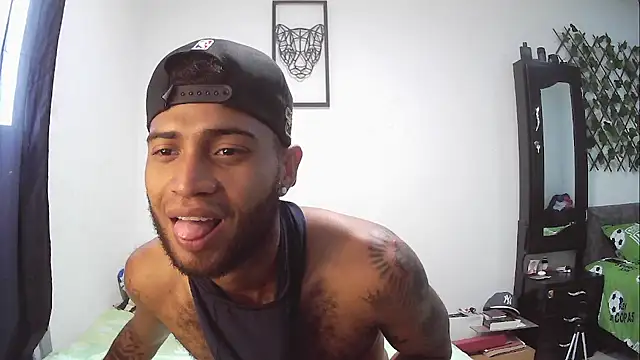 Snapshot of AXionX chatting on 10/27/25, 01:26 AXionX online show from 10/27/25, 01:26