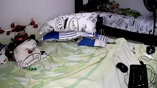 Snapshot of AXionX chatting on 11/11/25, 03:01 AXionX online show from 11/11/25, 03:01