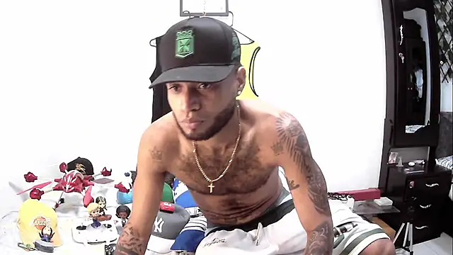 Snapshot of AXionX chatting on 11/12/25, 10:48 AXionX online show from 11/12/25, 10:48