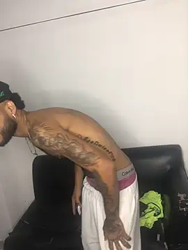 Snapshot of AXionX chatting on 11/28/25, 03:53 AXionX online show from 11/28/25, 03:53