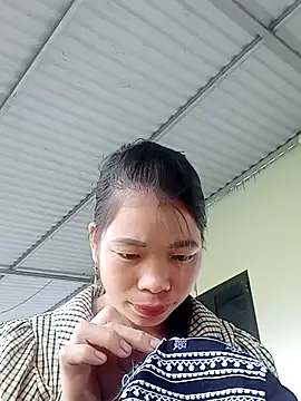 Snapshot of Erza-- chatting on 10/17/25, 12:58 Erza-- online show from 10/17/25, 12:58