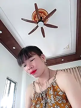 Snapshot of Erza-- chatting on 10/21/25, 05:52 Erza-- online show from 10/21/25, 05:52