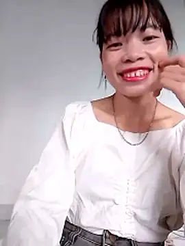 Snapshot of Erza-- chatting on 10/26/25, 12:49 Erza-- online show from 10/26/25, 12:49