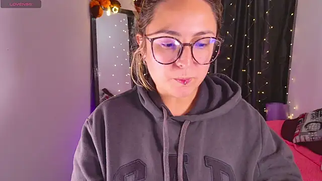 Snapshot of Rhosynn chatting on 10/29/25, 02:36 Rhosynn online show from 10/29/25, 02:36