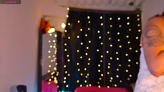 Snapshot of Rhosynn chatting on 10/31/25, 02:56 Rhosynn online show from 10/31/25, 02:56