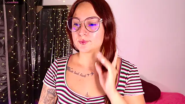 Snapshot of Rhosynn chatting on 11/20/25, 03:18 Rhosynn online show from 11/20/25, 03:18