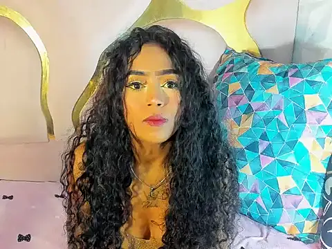 Snapshot of camilaqueenh chatting on 10/18/25, 01:19 camilaqueenh online show from 10/18/25, 01:19