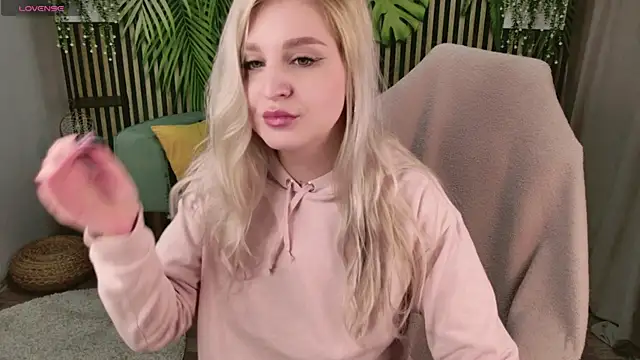 Snapshot of cold_blondie chatting on 11/20/25, 07:08 cold blondie online show from 11/20/25, 07:08