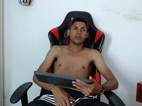 Snapshot of sexy_latin_cum chatting on 10/15/25, 01:44 sexy latin cum online show from 10/15/25, 01:44