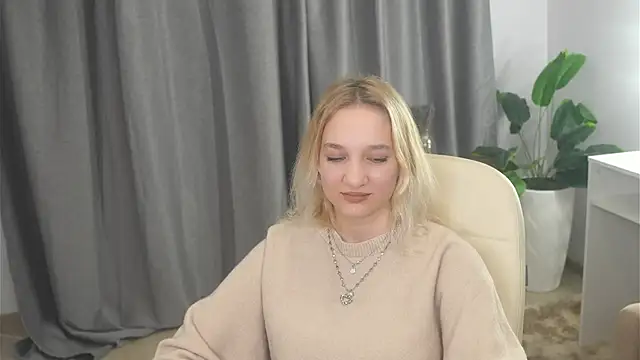 Snapshot of IngridGotto chatting on 10/21/25, 02:40 IngridGotto online show from 10/21/25, 02:40