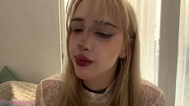 Snapshot of Milkmoriee chatting on 10/19/25, 04:29 Milkmoriee online show from 10/19/25, 04:29