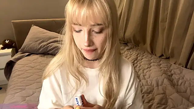 Snapshot of Milkmoriee chatting on 10/28/25, 03:36 Milkmoriee online show from 10/28/25, 03:36