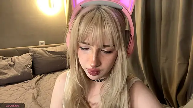 Snapshot of Milkmoriee chatting on 10/29/25, 03:25 Milkmoriee online show from 10/29/25, 03:25