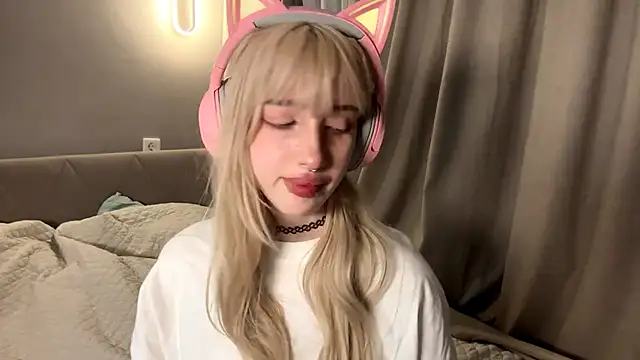 Snapshot of Milkmoriee chatting on 10/30/25, 03:46 Milkmoriee online show from 10/30/25, 03:46