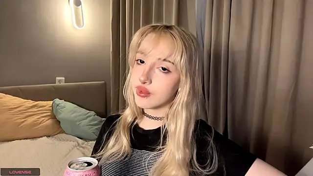 Snapshot of Milkmoriee chatting on 11/14/25, 03:11 Milkmoriee online show from 11/14/25, 03:11