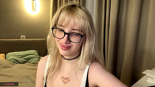 Snapshot of Milkmoriee chatting on 11/15/25, 03:30 Milkmoriee online show from 11/15/25, 03:30