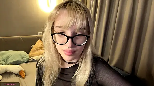 Snapshot of Milkmoriee chatting on 11/17/25, 03:40 Milkmoriee online show from 11/17/25, 03:40