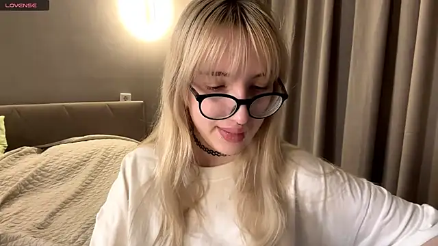 Snapshot of Milkmoriee chatting on 11/20/25, 03:23 Milkmoriee online show from 11/20/25, 03:23