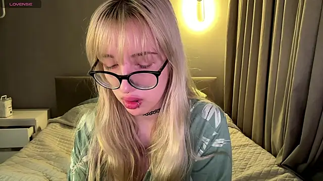 Snapshot of Milkmoriee chatting on 11/21/25, 03:44 Milkmoriee online show from 11/21/25, 03:44