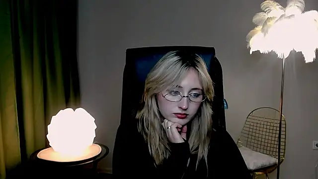 Snapshot of ScarlettScril chatting on 10/17/25, 01:35 ScarlettScril online show from 10/17/25, 01:35