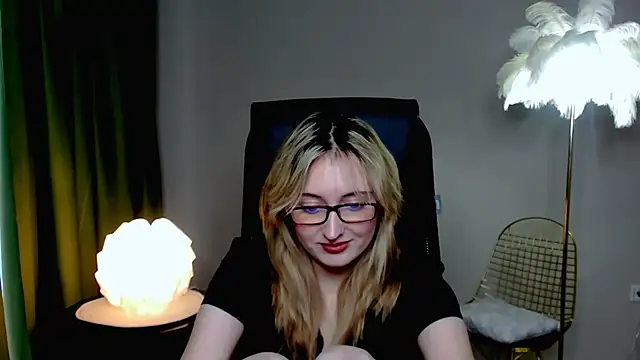 Snapshot of ScarlettScril chatting on 10/19/25, 09:21 ScarlettScril online show from 10/19/25, 09:21