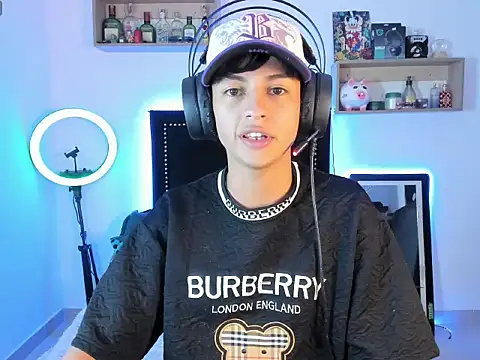 Snapshot of Alejo_Desire chatting on 11/11/25, 08:14 Alejo Desire online show from 11/11/25, 08:14