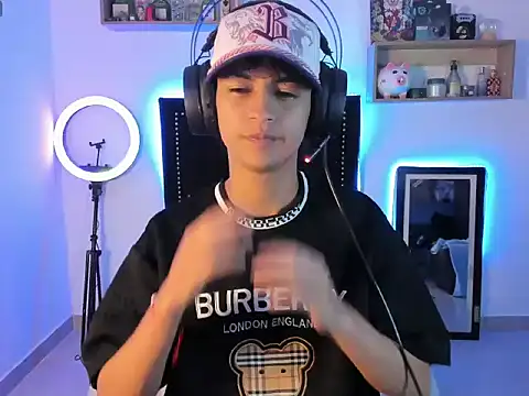 Snapshot of Alejo_Desire chatting on 11/13/25, 04:55 Alejo Desire online show from 11/13/25, 04:55