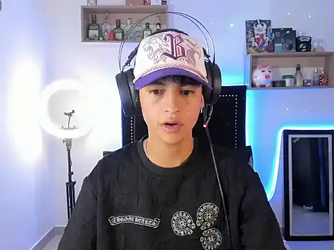 Snapshot of Alejo_Desire chatting on 11/14/25, 04:44 Alejo Desire online show from 11/14/25, 04:44