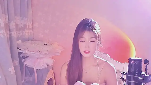 Snapshot of Yiy-520 chatting on 10/28/25, 11:14 Yiy-520 online show from 10/28/25, 11:14