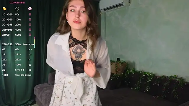 Snapshot of TinyMollys chatting on 10/30/25, 03:35 TinyMollys online show from 10/30/25, 03:35