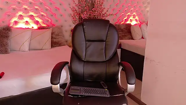 KathiaLuxe online show from 12/05/25, 02:47