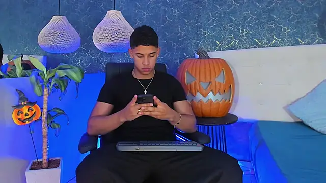 Snapshot of Zayne_cross chatting on 10/18/25, 05:21 Zayne cross online show from 10/18/25, 05:21