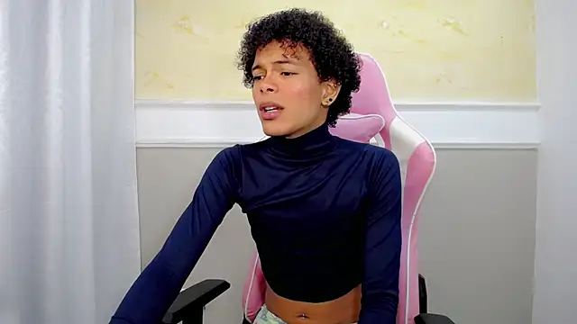 Snapshot of chloe_king chatting on 10/17/25, 03:42 chloe king online show from 10/17/25, 03:42