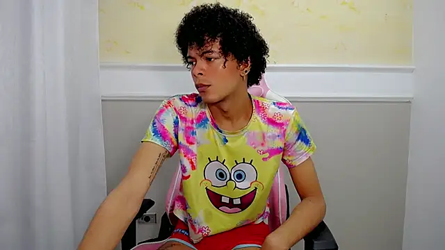 Snapshot of chloe_king chatting on 10/18/25, 08:53 chloe king online show from 10/18/25, 08:53