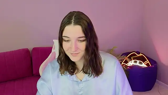 Snapshot of AnnieDodge chatting on 10/18/25, 05:54 AnnieDodge online show from 10/18/25, 05:54