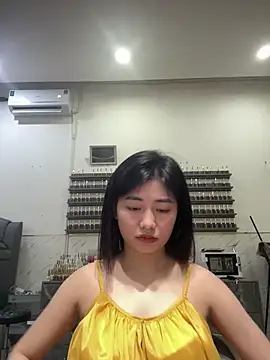 Snapshot of Yiyi_cute chatting on 10/17/25, 10:29 Yiyi cute online show from 10/17/25, 10:29