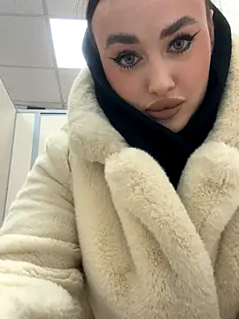 KiraSunshine online show from 11/18/25, 03:56