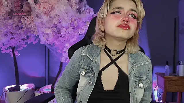 Snapshot of Navier__ chatting on 10/24/25, 09:00 Navier online show from 10/24/25, 09:00