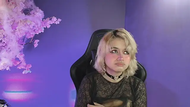 Snapshot of Navier__ chatting on 10/29/25, 01:24 Navier online show from 10/29/25, 01:24