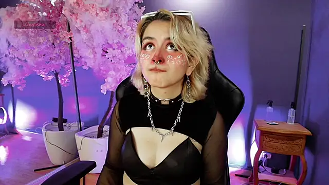 Snapshot of Navier__ chatting on 11/04/25, 03:22 Navier online show from 11/04/25, 03:22