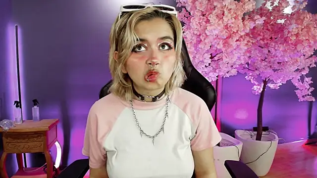 Snapshot of Navier__ chatting on 11/06/25, 07:48 Navier online show from 11/06/25, 07:48