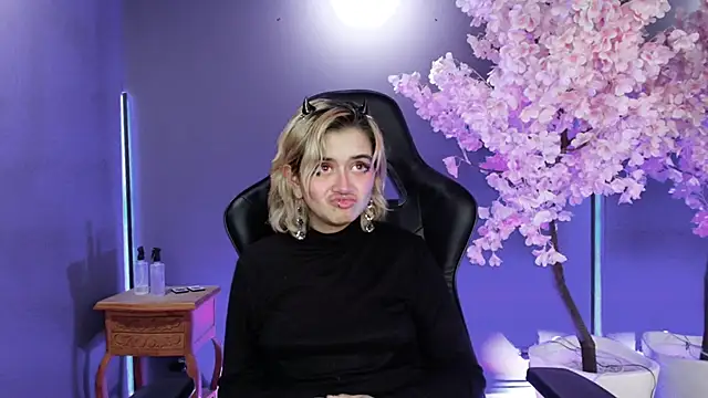 Snapshot of Navier__ chatting on 11/11/25, 08:42 Navier online show from 11/11/25, 08:42