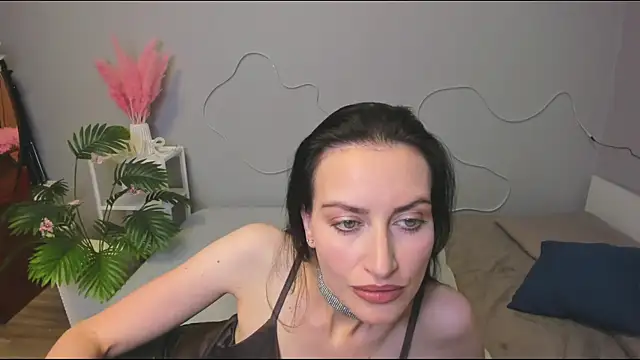Snapshot of your__queen chatting on 10/19/25, 03:56 your queen online show from 10/19/25, 03:56