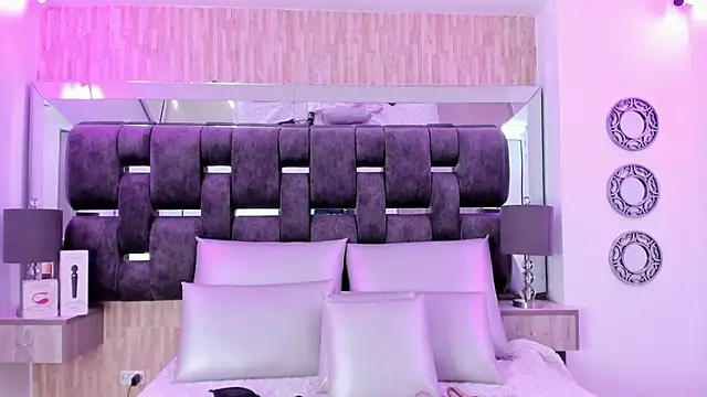 Snapshot of Catalina-Thompson chatting on 10/22/25, 12:16 Catalina-Thompson online show from 10/22/25, 12:16