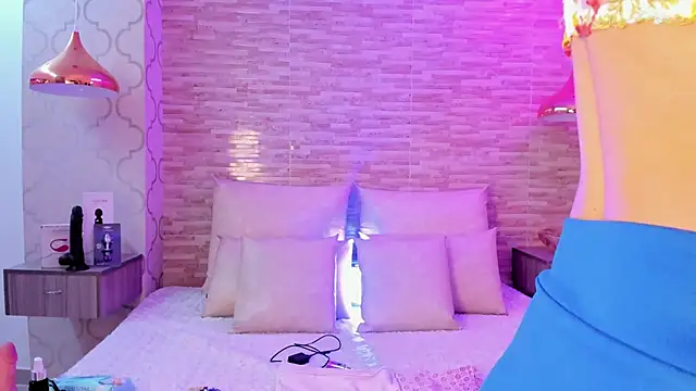 Snapshot of Catalina-Thompson chatting on 11/02/25, 12:07 Catalina-Thompson online show from 11/02/25, 12:07