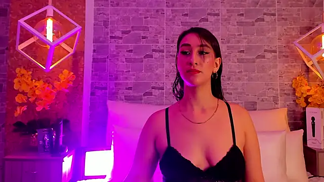 Snapshot of Catalina-Thompson chatting on 11/06/25, 12:06 Catalina-Thompson online show from 11/06/25, 12:06