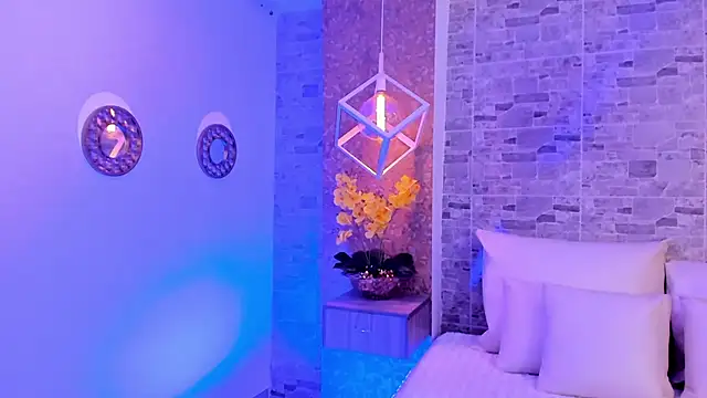 Snapshot of Catalina-Thompson chatting on 11/07/25, 12:16 Catalina-Thompson online show from 11/07/25, 12:16