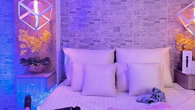 Snapshot of Catalina-Thompson chatting on 11/08/25, 12:16 Catalina-Thompson online show from 11/08/25, 12:16