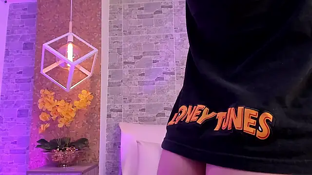 Snapshot of Catalina-Thompson chatting on 11/09/25, 12:25 Catalina-Thompson online show from 11/09/25, 12:25