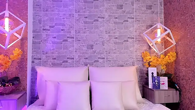 Snapshot of Catalina-Thompson chatting on 11/11/25, 12:05 Catalina-Thompson online show from 11/11/25, 12:05